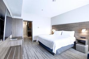 En eller flere senge i et værelse på Holiday Inn Express Airport Calgary, an IHG Hotel