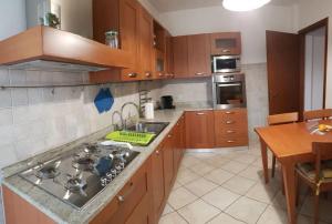 uma cozinha com um lavatório e um fogão forno superior em Dalla Giò em Negrar