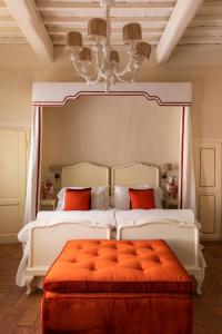 una camera da letto con un grande letto con materasso arancione di Exclusive Wine Resort - Villa Dianella a Vinci