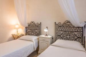 two beds in a room with two beds sidx sidx sidx sidx at Trilocale 101-tia Maria Country Inn in Racale +30 photos