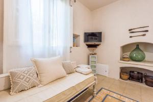a living room with a couch and a tv at Trilocale 101-tia Maria Country Inn in Racale