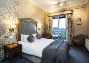 Rúm í herbergi á Fitzpatrick Castle Hotel