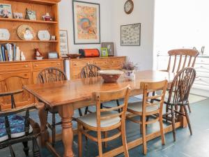 comedor con mesa de madera y sillas en St Agnes, en Duns