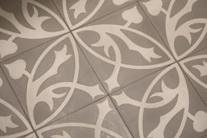 eine Schablone Wand mit Blumenmuster darauf in der Unterkunft Boutique Apartments Freiburg - Elsa in Freiburg im Breisgau + 3 Fotos