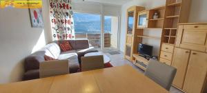ein Wohnzimmer mit einem Sofa und einem Tisch in der Unterkunft Apartment Bettina by FiS - Fun in Styria in Tauplitz
