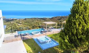 einen Luftblick auf eine Villa mit einem Pool in der Unterkunft Mistral Suite Heated Pool in Georgioupoli