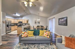 uma sala de estar com um sofá e uma cozinha em Cozy Anchorage Townhome Less Than Half Mile to Jewel Lake! em Anchorage