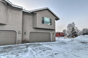 Cozy Anchorage Townhome Less Than Half Mile to Jewel Lake! v zime