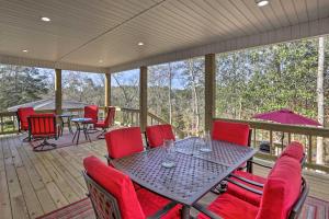 un porche cubierto con mesa y sillas en White Oak Creek Home with Views, Deck and Pool Access!, en Eufaula
