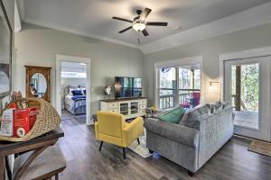 ein Wohnzimmer mit einem Sofa und einem Deckenventilator in der Unterkunft White Oak Creek Home with Views, Deck and Pool Access! in Eufaula