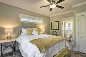 Łóżko lub łóżka w pokoju w obiekcie White Oak Creek Home with Views, Deck and Pool Access!