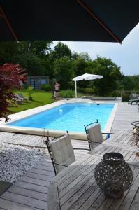 Bazén v ubytování B&B Le Bouchat-Oreille nebo v jeho okolí