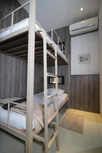 The Cabin Tanjung Yogyakarta emeletes ágyai egy szobában