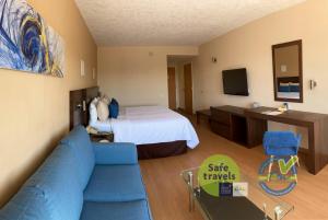 Habitación de hotel con cama y sofá en Rio Vista Inn Business High Class Tampico en Tampico