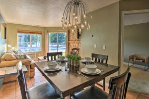 een eetkamer en een woonkamer met een tafel en stoelen bij Garden City Condo with Pool Access by Bear Lake! in Garden City