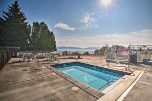 Bazen u ili blizu objekta Garden City Condo with Pool Access by Bear Lake!