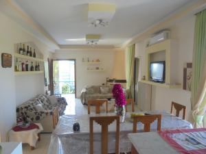 una sala de estar con una mesa y un sofá en Kostas Family House, en Káto Ássos