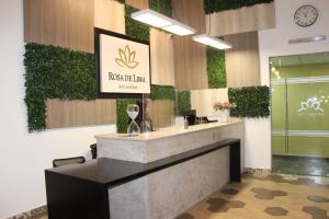 克雷塔罗Hotel Boutique Rosa de Lima的餐厅设有前台,墙上有标志