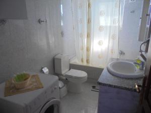 Un baño blanco con inodoro y lavabo. en Kostas Family House, en Káto Ássos 57 fotos más
