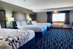 una camera d'albergo con due letti e una finestra di La Quinta Inn by Wyndham Steamboat Springs a Steamboat Springs