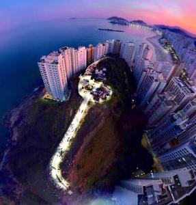 - une vue aérienne sur une ville avec des bâtiments et l'océan dans l'établissement Hotel Santamaria, à Guarujá