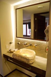 イスラ・ムヘーレスにあるHotel Azul Mayaのバスルーム(大きな鏡付きのシンク付) +127枚の写真