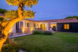 a home with a yard with a house at La Cabane du pêcheur in La Couarde-sur-Mer