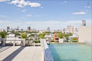 una piscina en la azotea de un edificio en Vizion Hollywood Apartments en Buenos Aires