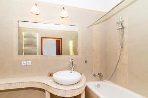 A bathroom at Beige - Neptun Park by OneApartments