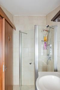 y baño con ducha y lavamanos. en Judith's Place - Stylish Apartments en Ramat Gan