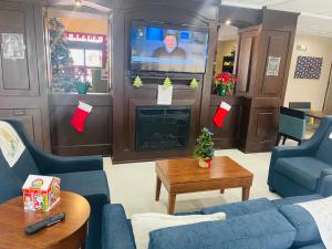 sala de estar con chimenea y medias de Navidad en Comfort Inn & Suites Decatur-Forsyth, en Forsyth