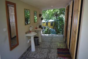 
Un baño de Pura Vida Mini Hostel Santa Teresa
