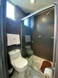 ein Badezimmer mit Toilette und Glasdusche in der Unterkunft Hotel Maria Sofia ViaCapu in San Felipe Hueyotlipan + 11 Fotos