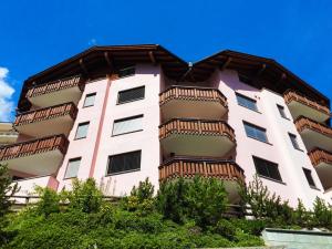 - un bâtiment avec des balcons sur le côté dans l'établissement Haus Belvédère, à Arosa