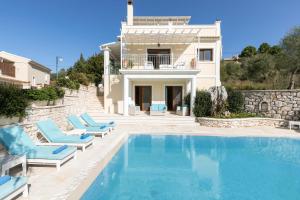een villa met een zwembad en een huis bij Kassiopi View Villas-Corfu-Villa Eleni,4 bedrooms,large private pool,prime location in Kassiopi