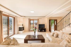TV a/nebo společenská místnost v ubytování Kassiopi View Villas-Corfu-Villa Eleni,4 bedrooms,large private pool,prime location