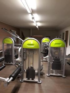 een rij loopbanden en machines in een sportschool bij Lomakoli rivi4 in Kolinkylä