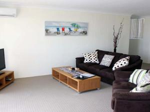 sala de estar con sofá y mesa de centro en Beachpoint 403 On The Beach, en Forster