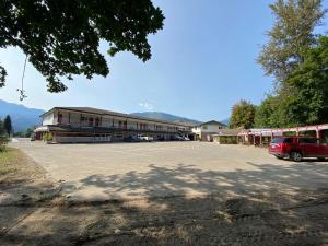 un estacionamiento frente a un gran edificio en The Revelstoke Gateway Inn, en Revelstoke