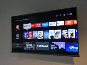 una pantalla de televisión con muchos tipos diferentes de vídeos e imágenes en L'Escale d'Aubagne, en Aubagne