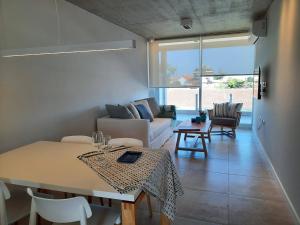 ビージャ・ヘセルにあるMAReSSのテーブルとソファのあるリビングルーム