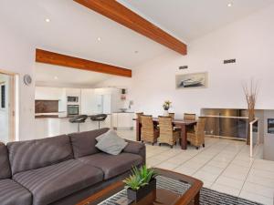 een woonkamer met een bank en een tafel bij Coral Sands 3 Pebbly Beach in Forster