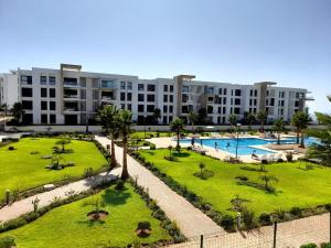 - une vue aérienne sur un grand complexe d'appartements avec un parc dans l'établissement Vus sur mer et piscine, à Sale