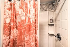 - un rideau de douche orange dans la salle de bains dans l'établissement Unique and Cozy Arden Cabin, 6 Mi to Blue Ridge Pkwy, à Arden