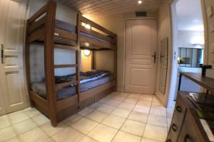 Katil dua tingkat atau katil-katil dua tingkat dalam bilik di Rare : au bord du lac d’Annecy, cosy appartement en rez de jardin avec terrasse privative