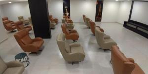 una sala d'attesa con divani e sedie in un edificio di Park Veredas, Flat 513 - Fantástico!!! a Rio Quente