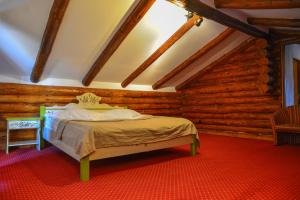 Un pat sau paturi într-o cameră la Cheile Gradistei Fundata Resort