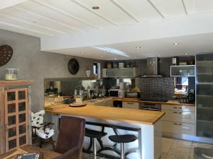 una cocina con encimera y algunas sillas. en CHALET FAMILIAL AURON, en Auron