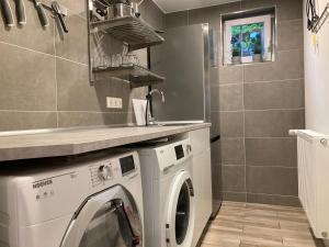 uma lavandaria com uma máquina de lavar roupa e um lavatório em Modernes Apartment Nr1 nahe Reeperbahn bis 4 Personen em Hamburgo