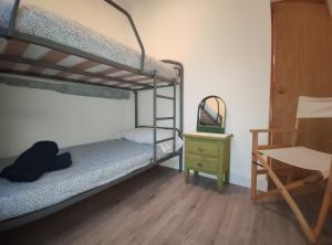 1 dormitorio con 2 literas y escritorio en el rincon de collarada, en Villanúa